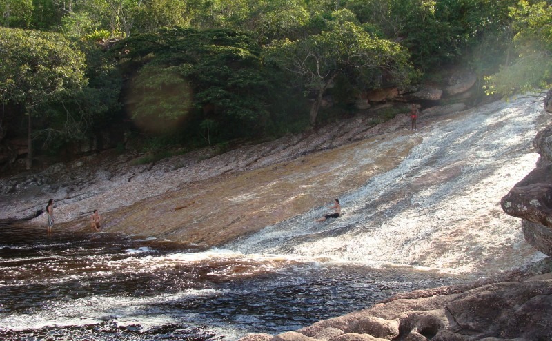 Queda d'água da Cachoeira do Sossego despencando entre paredões rochosos